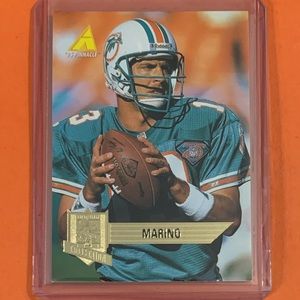 Dan Marino #10 1995 Pinnacle Club Collection Football Trading Card